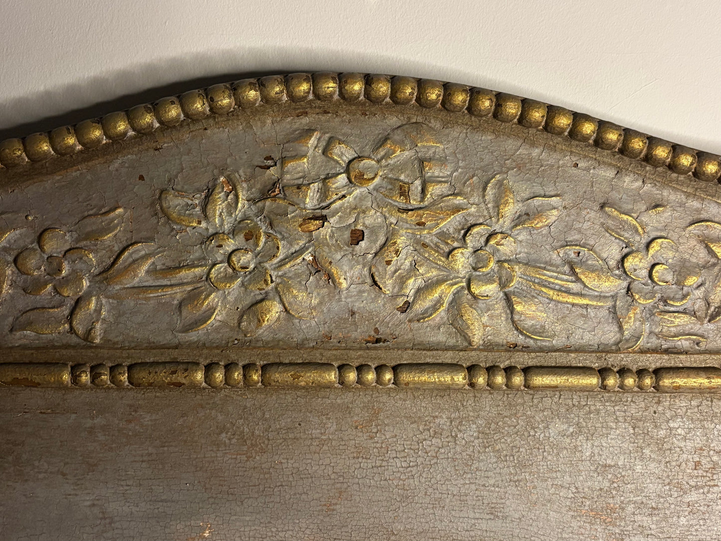 Gustavian Grey oval mirror in Patina Toscana with golden decorative molding