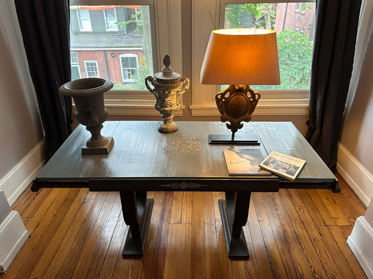 Upstate New York colors for this small extensible table. Top in Annie Sloan Cambrian Blueand base in a mix of Honfleur, Whistler Gray and Coco.