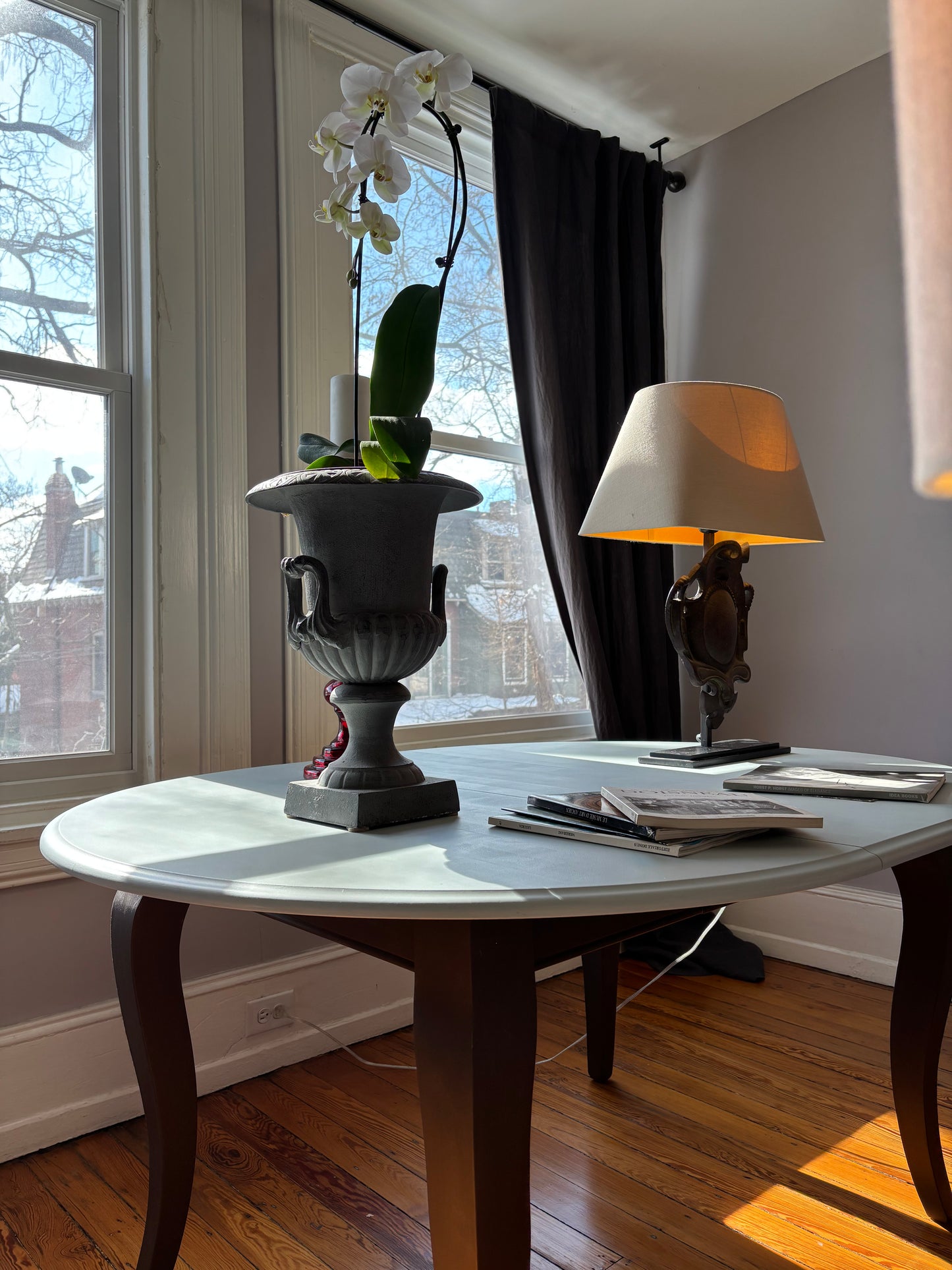 Round extensible  Dinner Table for six, light blue satin top and pecan curvy legs