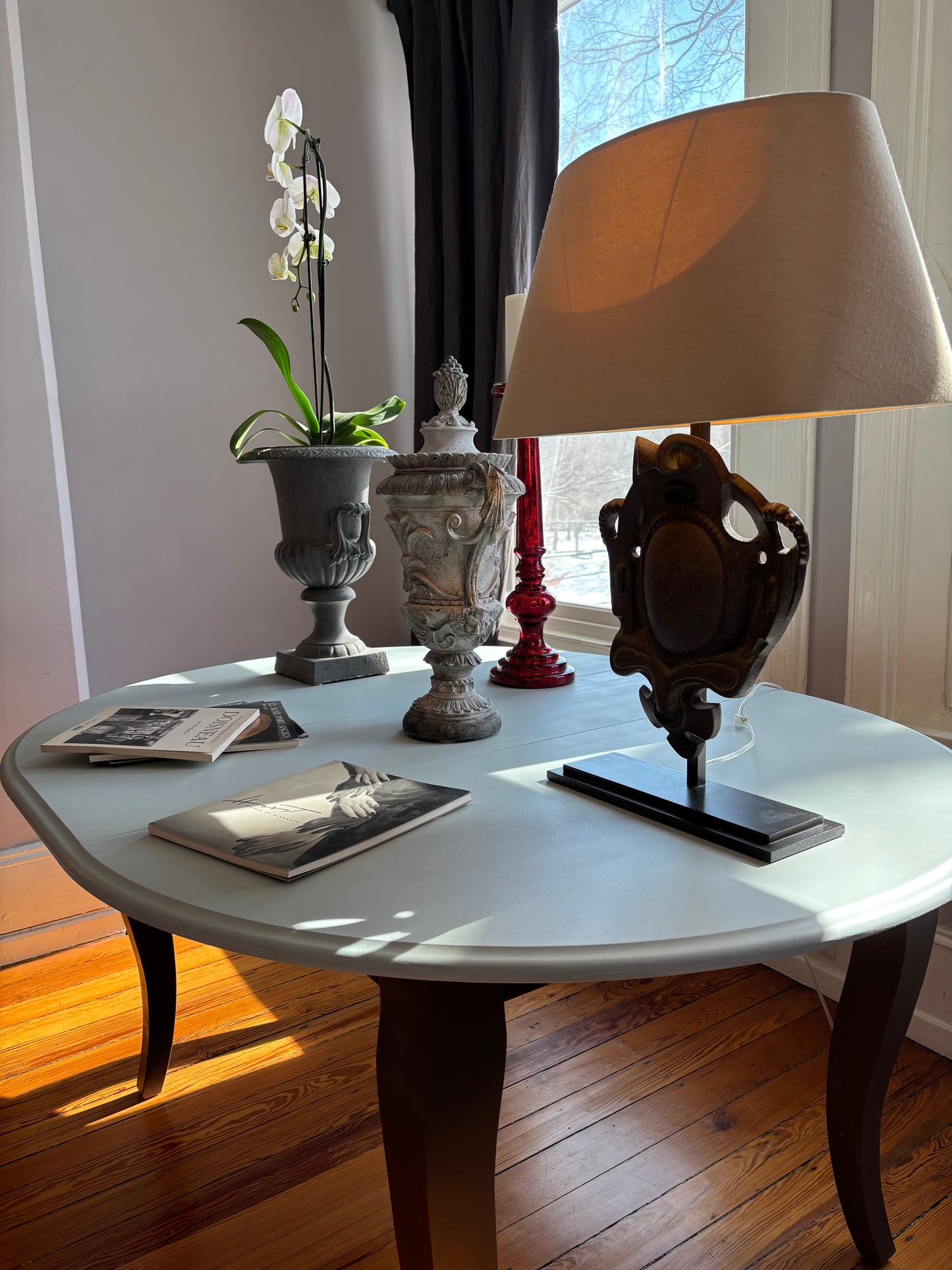 Round extensible  Dinner Table for six, light blue satin top and pecan curvy legs