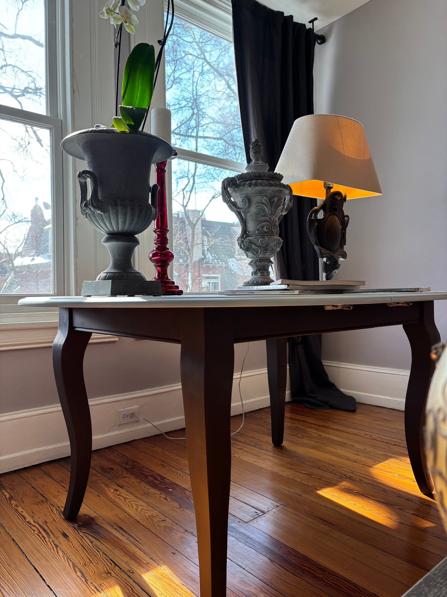 Round extensible  Dinner Table for six, light blue satin top and pecan curvy legs