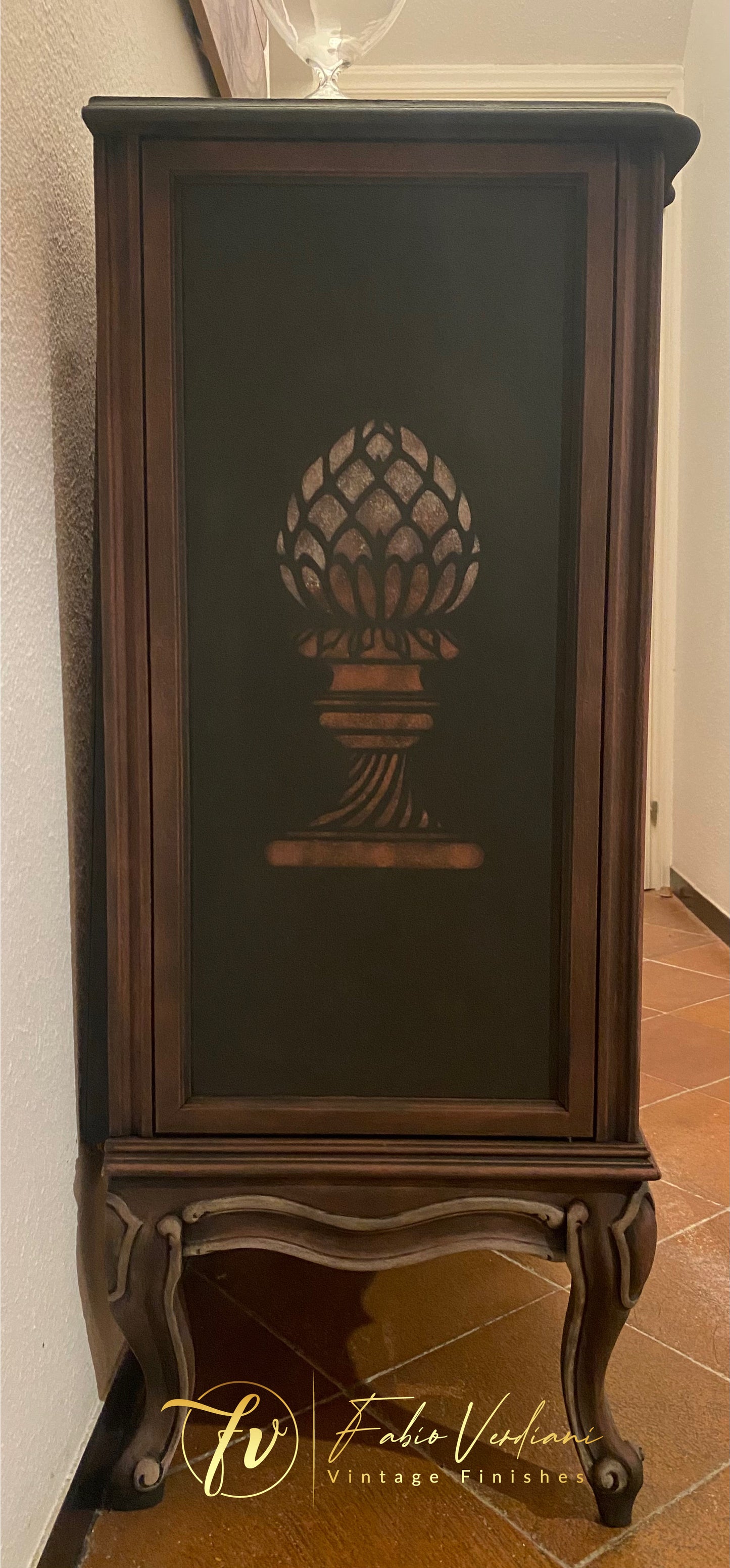 Small cabinet. Annie Sloan Graphite, dry brushing in Primer Red and details in Versailles Yellow. Stencils on each side, clear  and black wax.